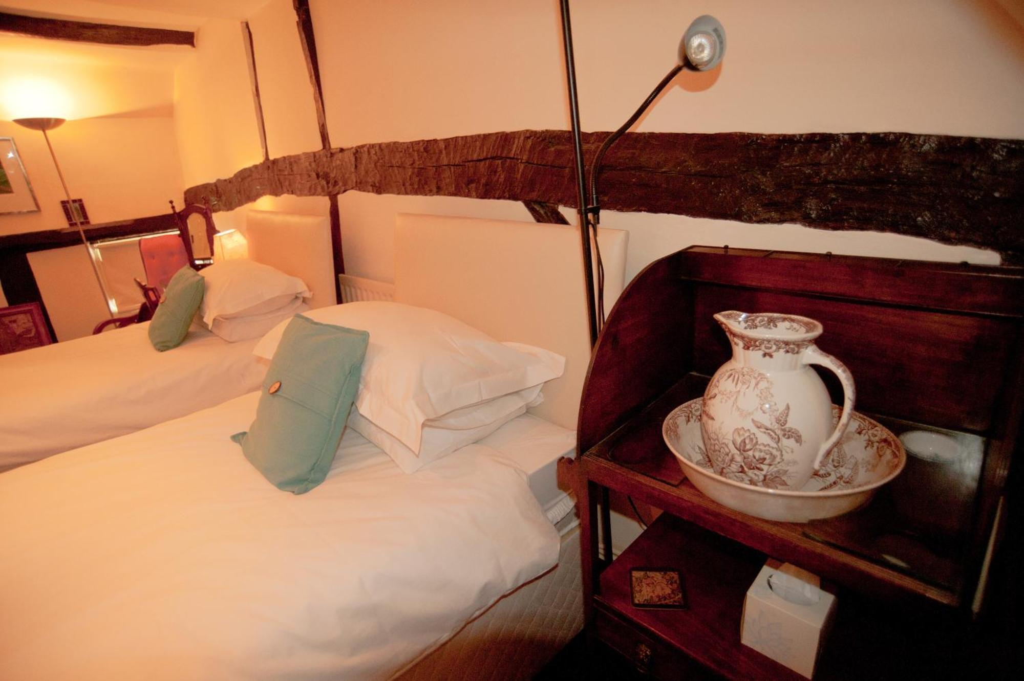The Old Stables B&B Winslow Номер фото